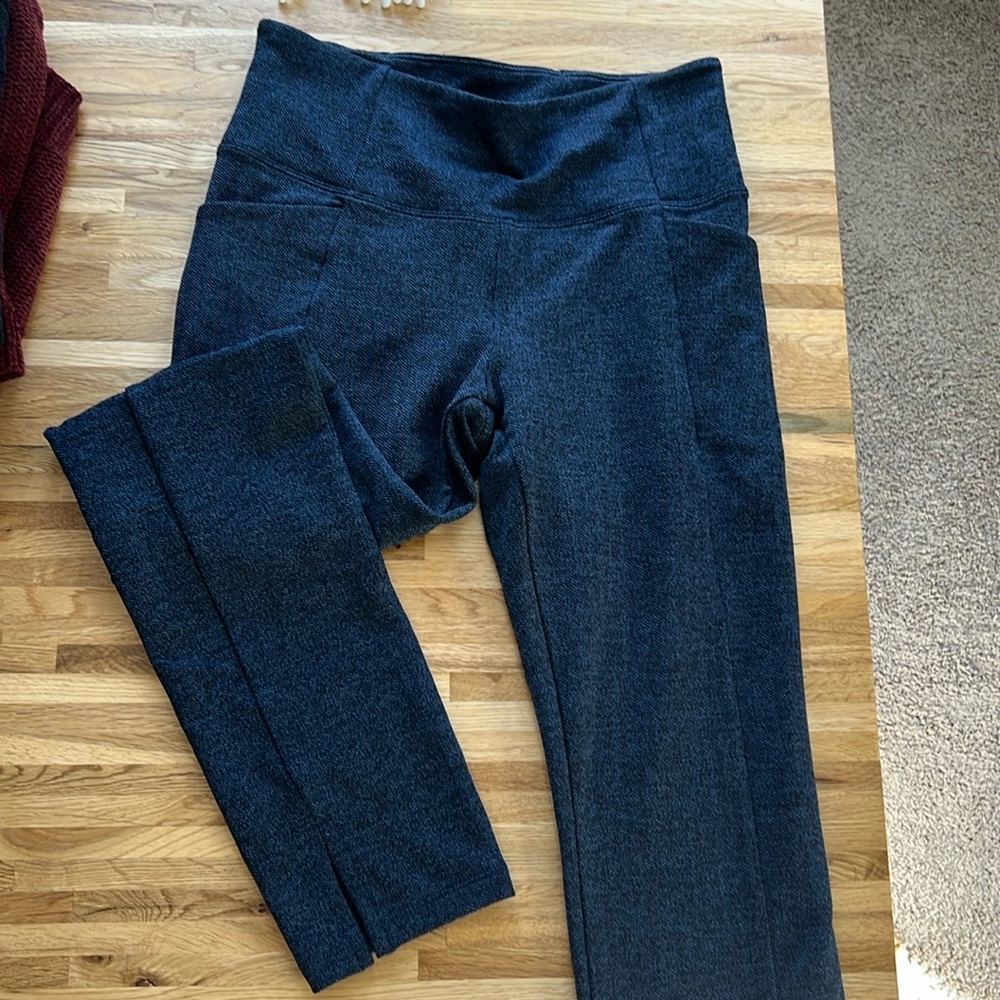 Navy stash pocket Athleta leggings